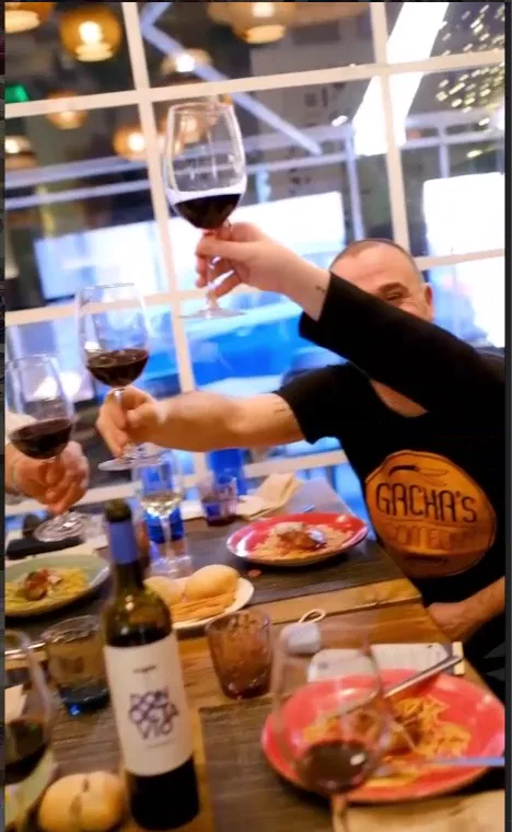 Brindis con vino tinto en una mesa de La Marteña