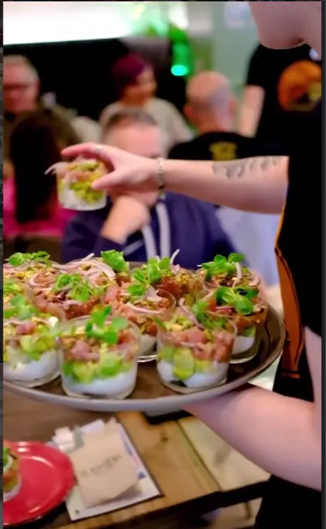 Una bandeja de tapas recién salida de cocina, camino de las mesas